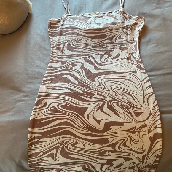 BRAND NEW NEVER WORN SHEIN MARBLE PRINT BODY CON DRESS - Picture 2 of 3